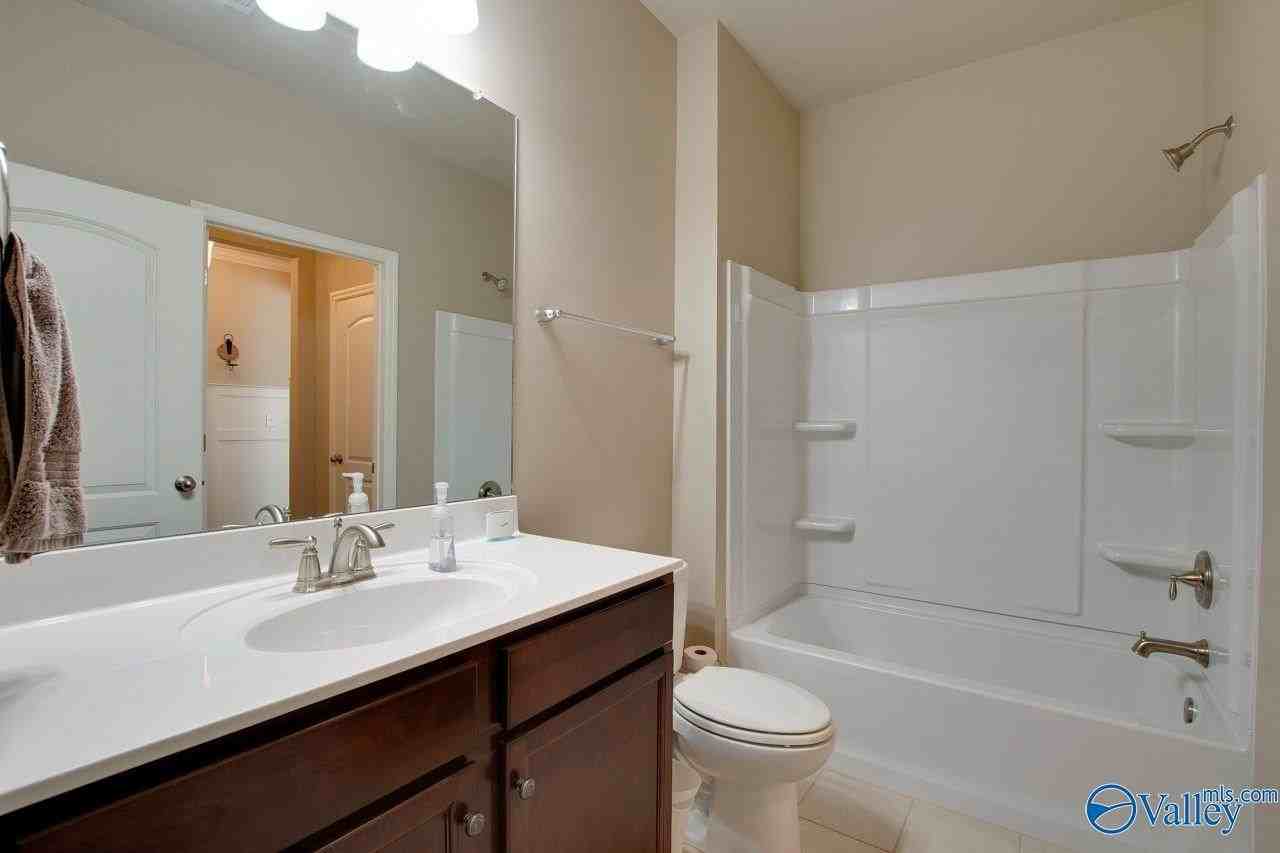 7206 Lathan Dr Se - Photo 6 of 34