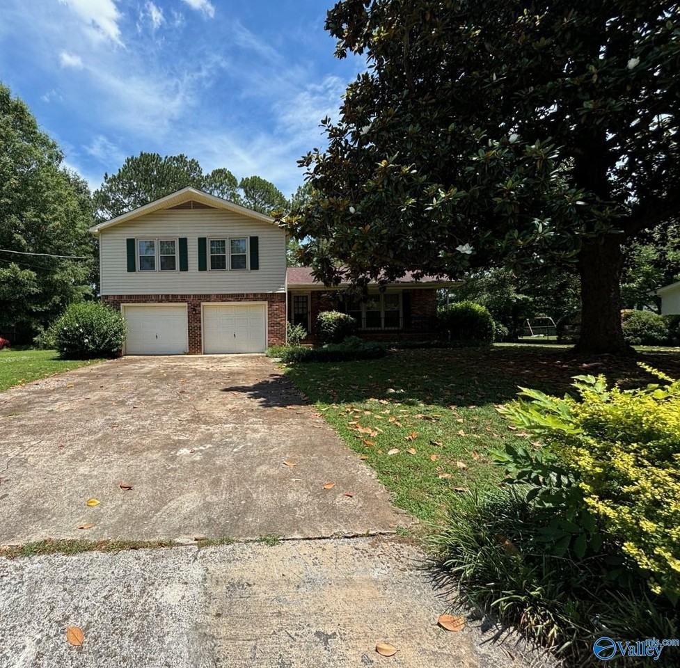 1925 Lynnbrook Dr Sw - Photo 2 of 19