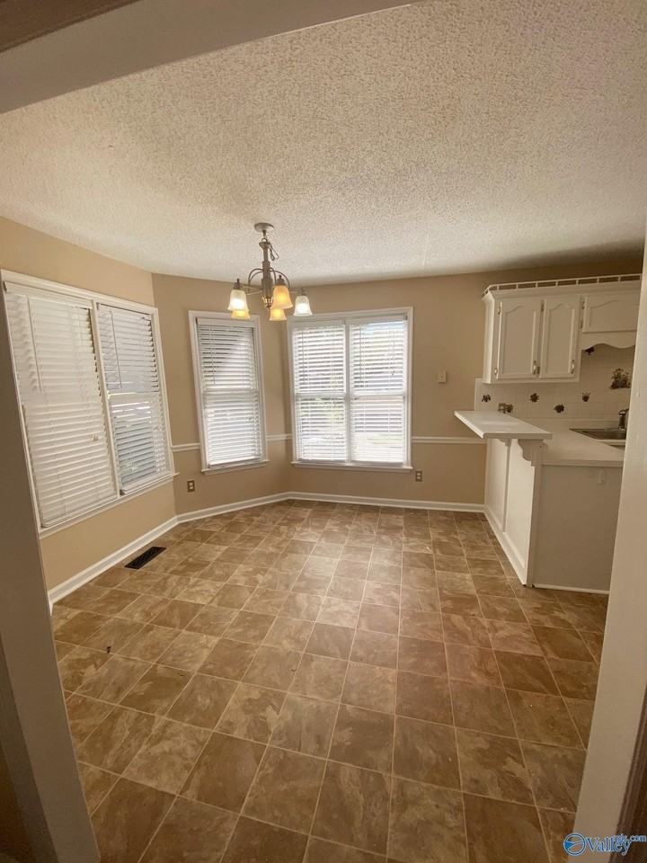 523 Farmingdale Rd Se - Photo 5 of 34