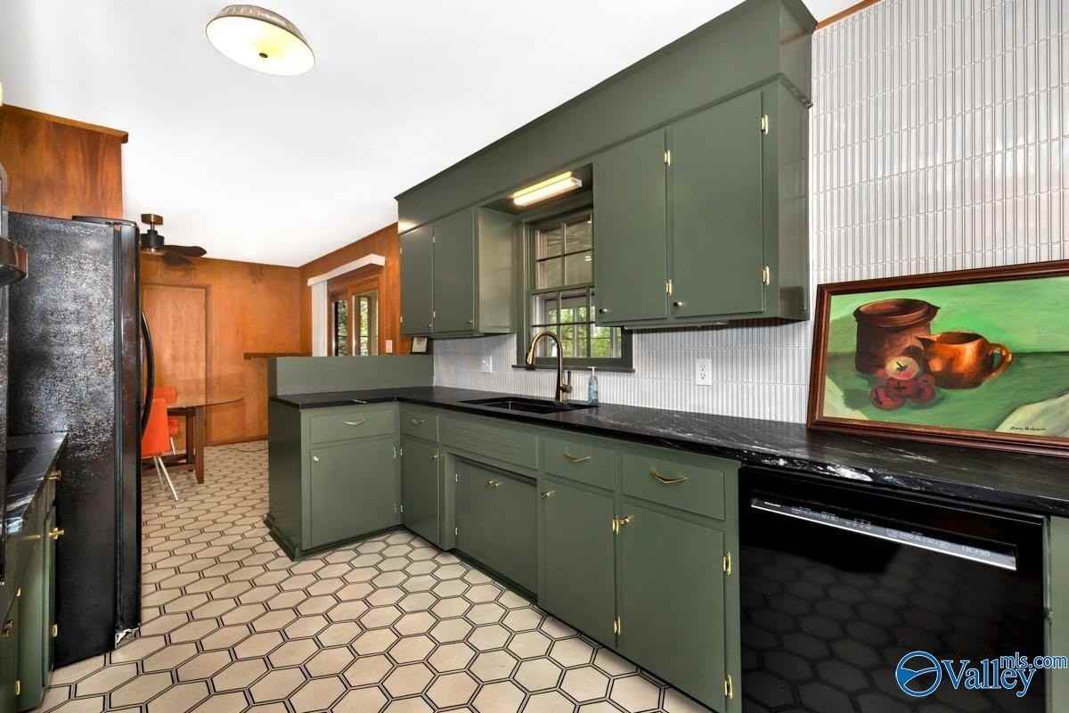 1610 Chapman Ave Ne - Photo 3 of 28