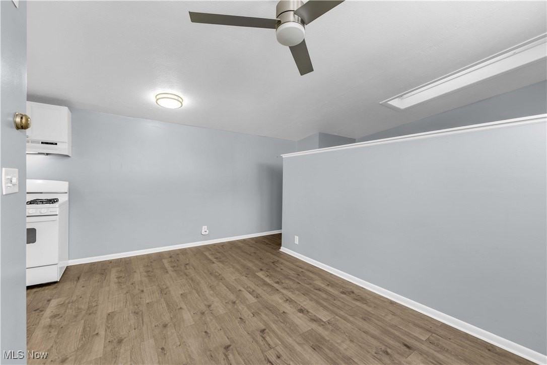 1041 W 10th St Apt 3 #3 - Photo 3 of 20