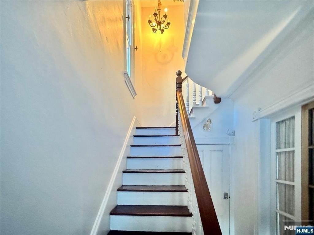 154 Clinton Pl - Photo 2 of 11