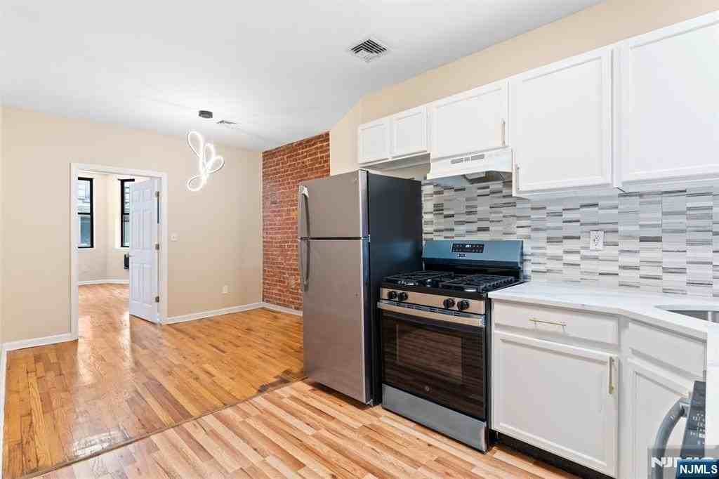 378 Baldwin Ave - Photo 5 of 18