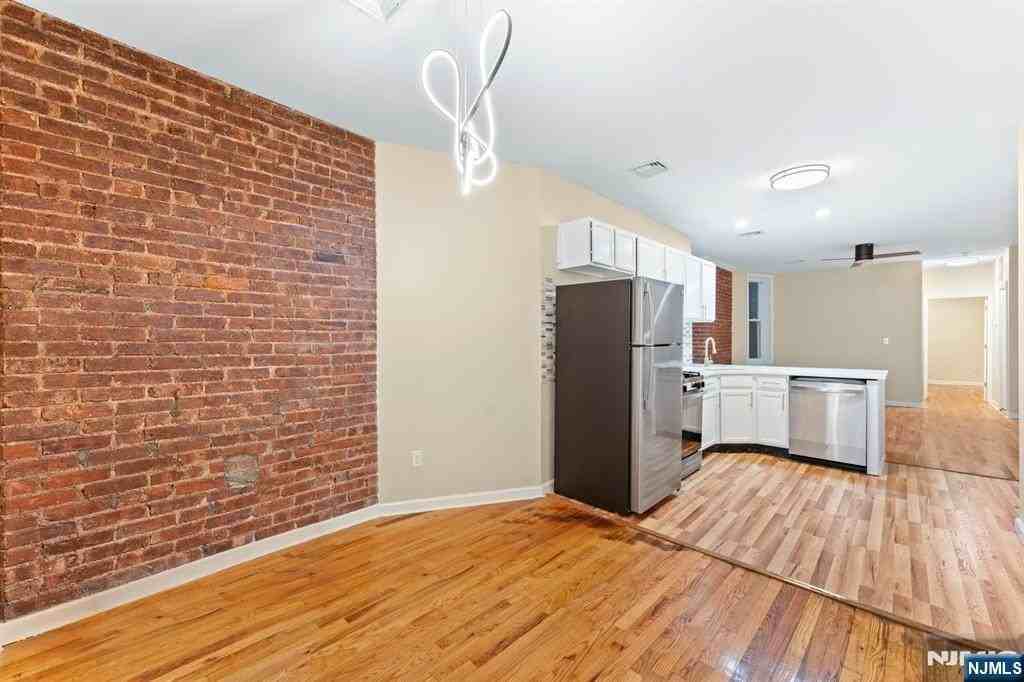 378 Baldwin Ave - Photo 7 of 18