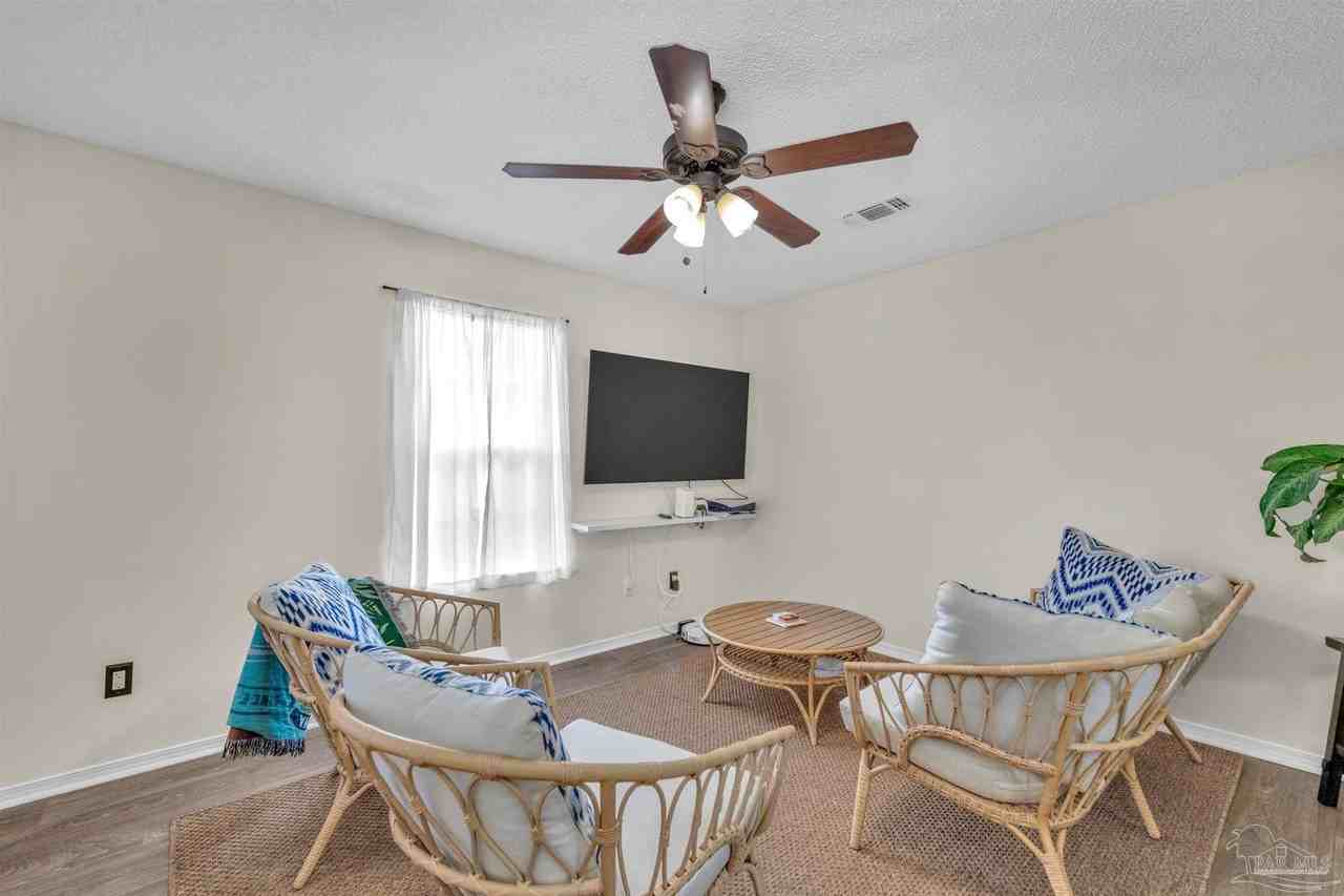 304 N E St - Photo 2 of 19