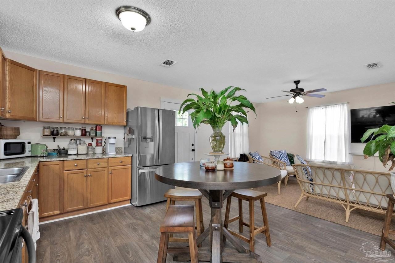 304 N E St - Photo 5 of 19