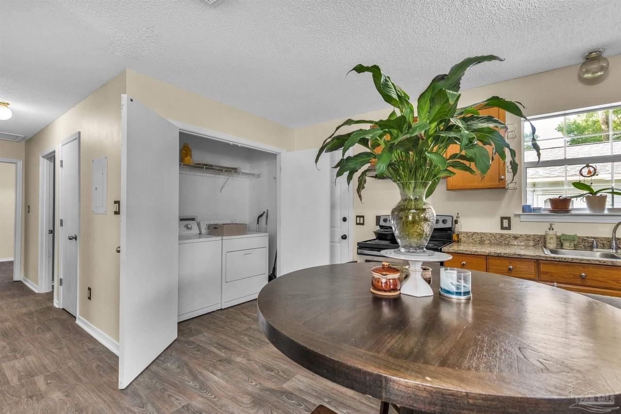 304 N E St - Photo 7 of 19