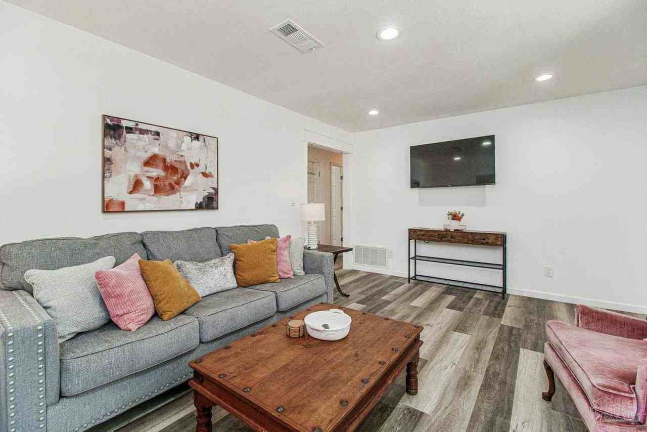 100 Mango St - Photo 3 of 40