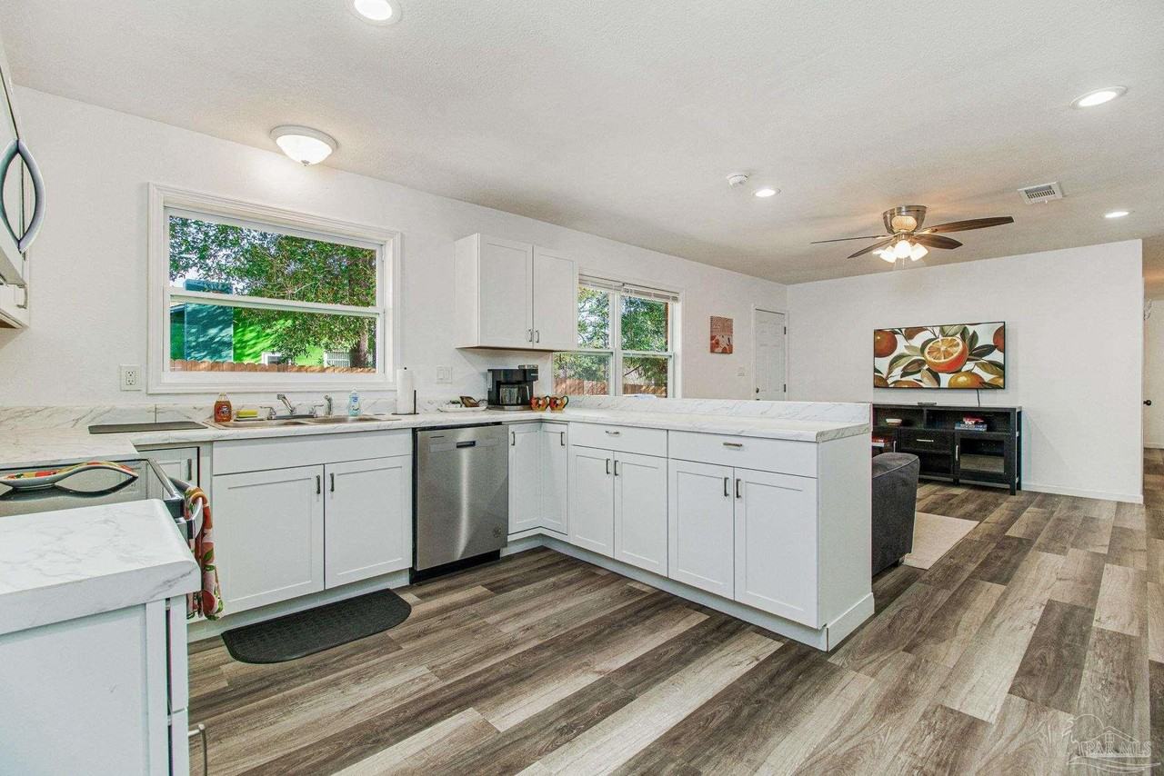 100 Mango St - Photo 6 of 40