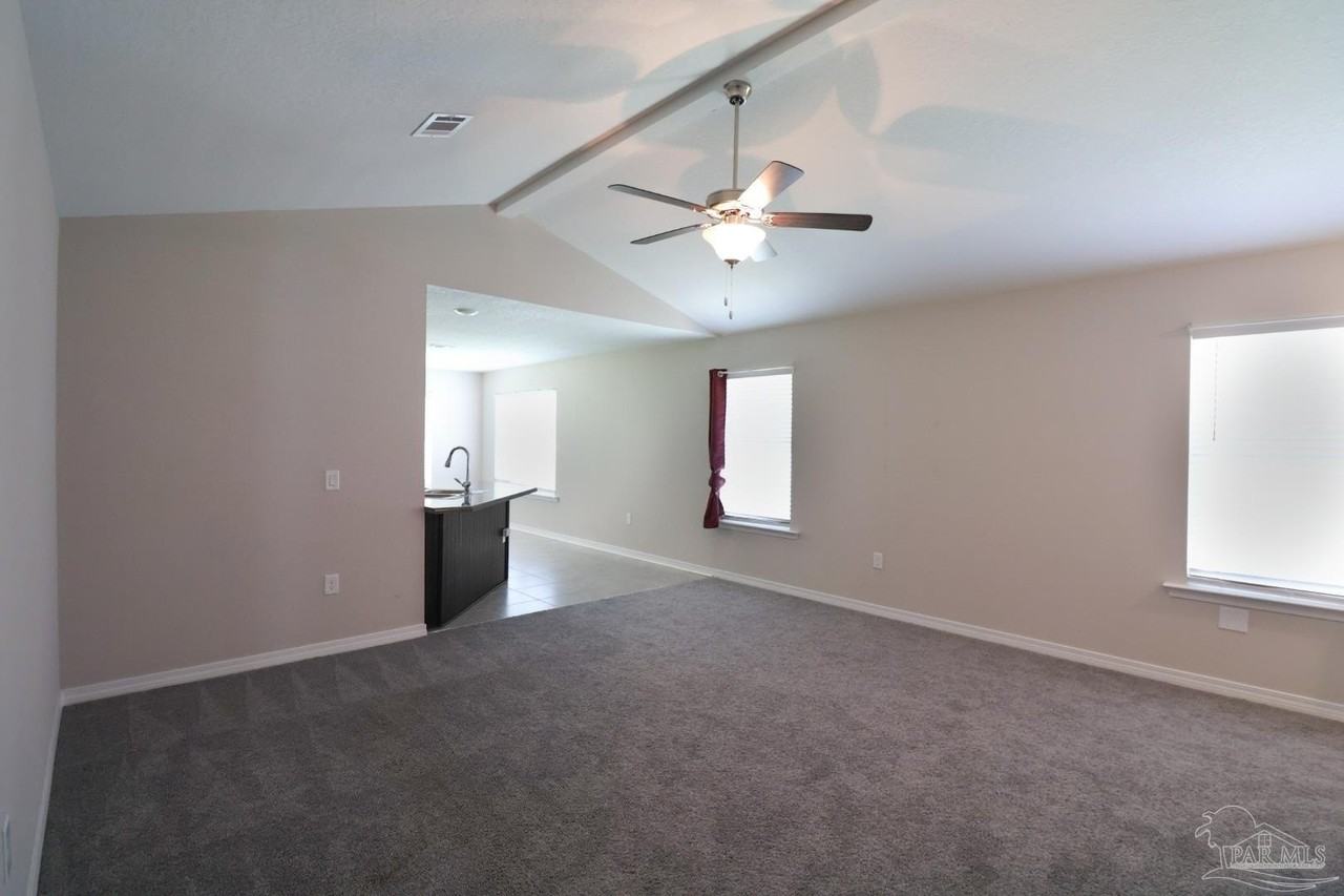 1285 Mills Ave - Photo 4 of 18