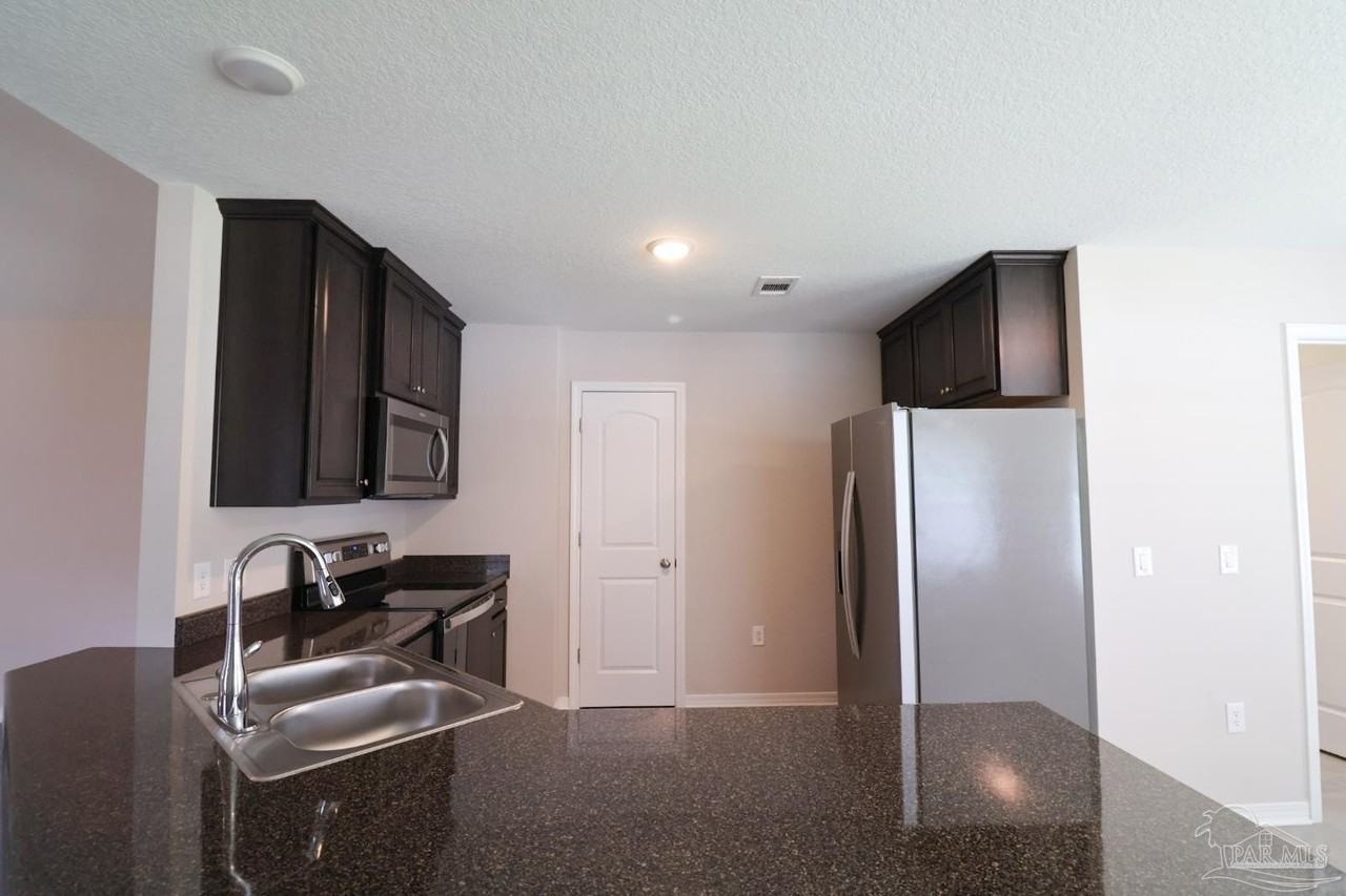 1285 Mills Ave - Photo 6 of 18