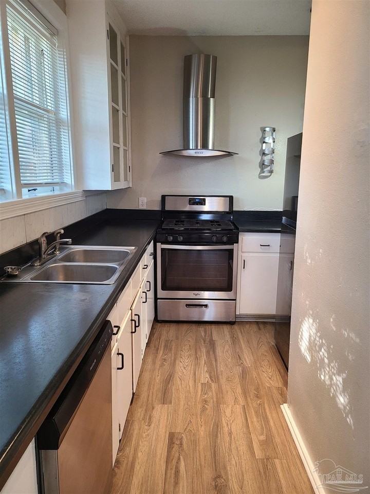 112 W La Rua St - Photo 4 of 21