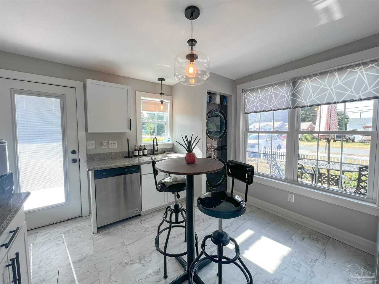 1315 Dexter Ave - Photo 4 of 22