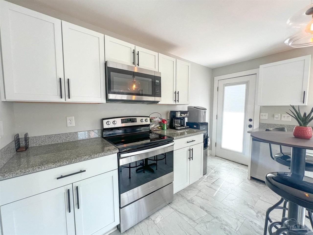 1315 Dexter Ave - Photo 6 of 22