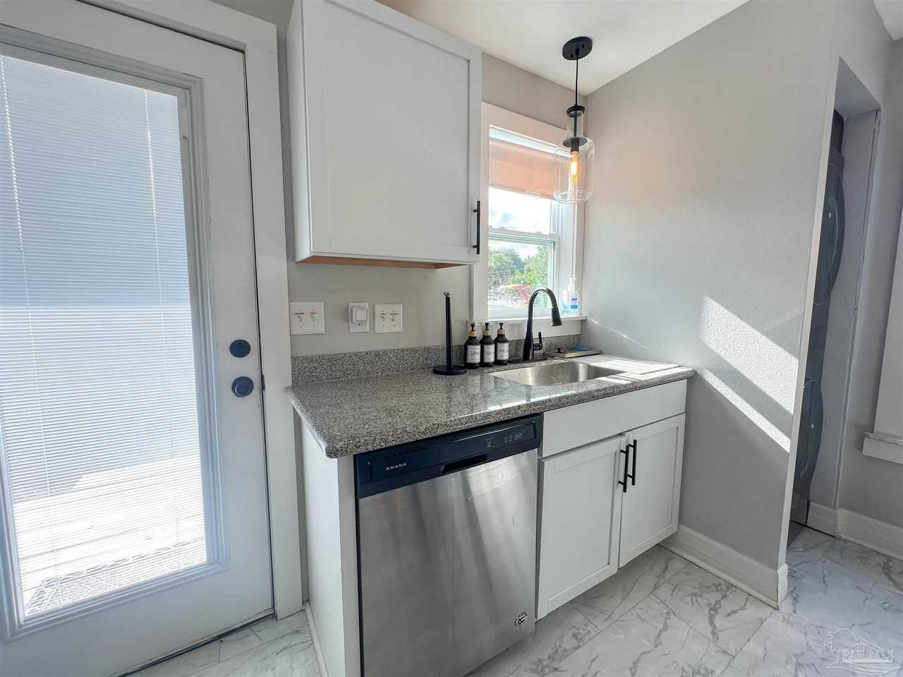 1315 Dexter Ave - Photo 7 of 22