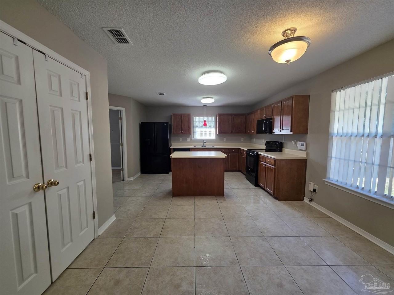 6913 Hanover Ct - Photo 5 of 28