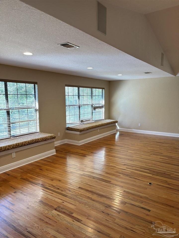 1002 Daffin Rd - Photo 6 of 24