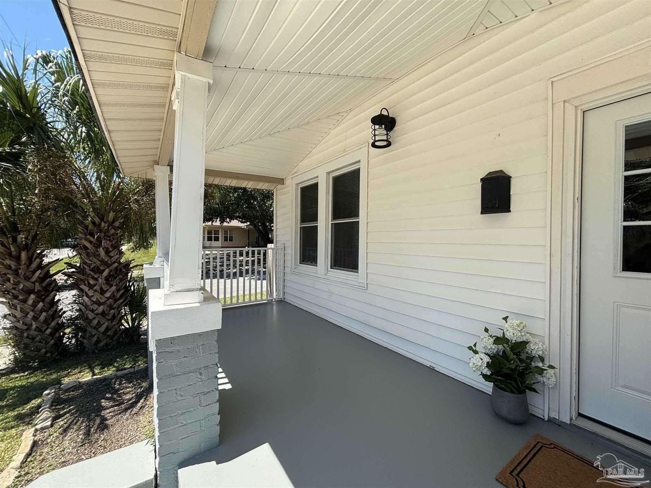 1118 W Belmont St - Photo 3 of 19