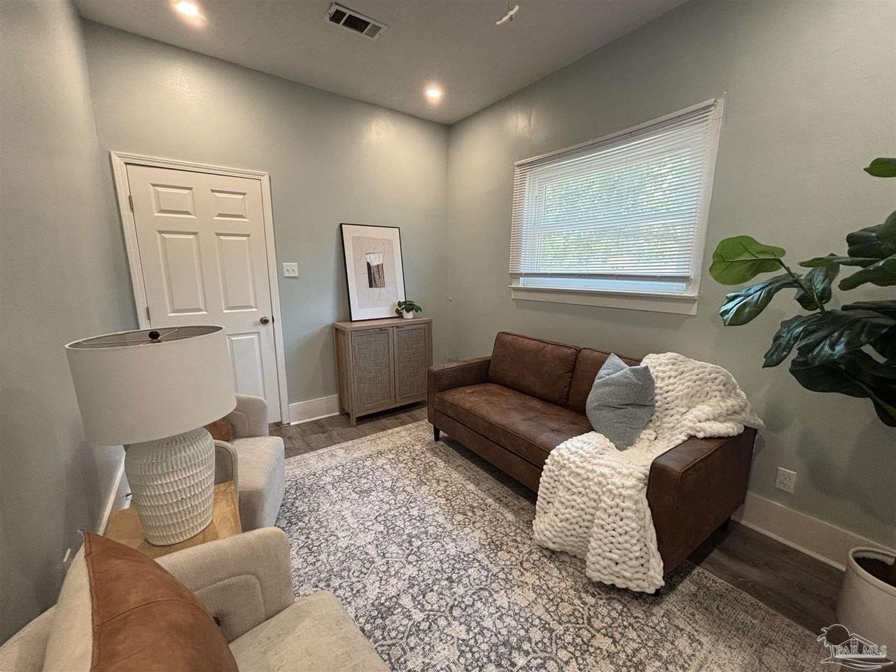 1118 W Belmont St - Photo 6 of 19