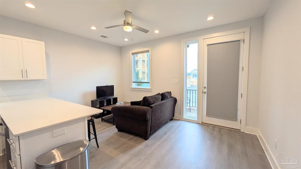 379 S Clubbs St - Photo 7 of 37