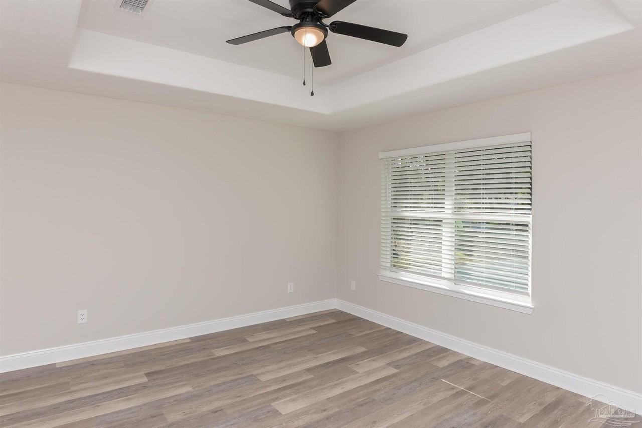 8570 Stockdale Ave - Photo 6 of 26