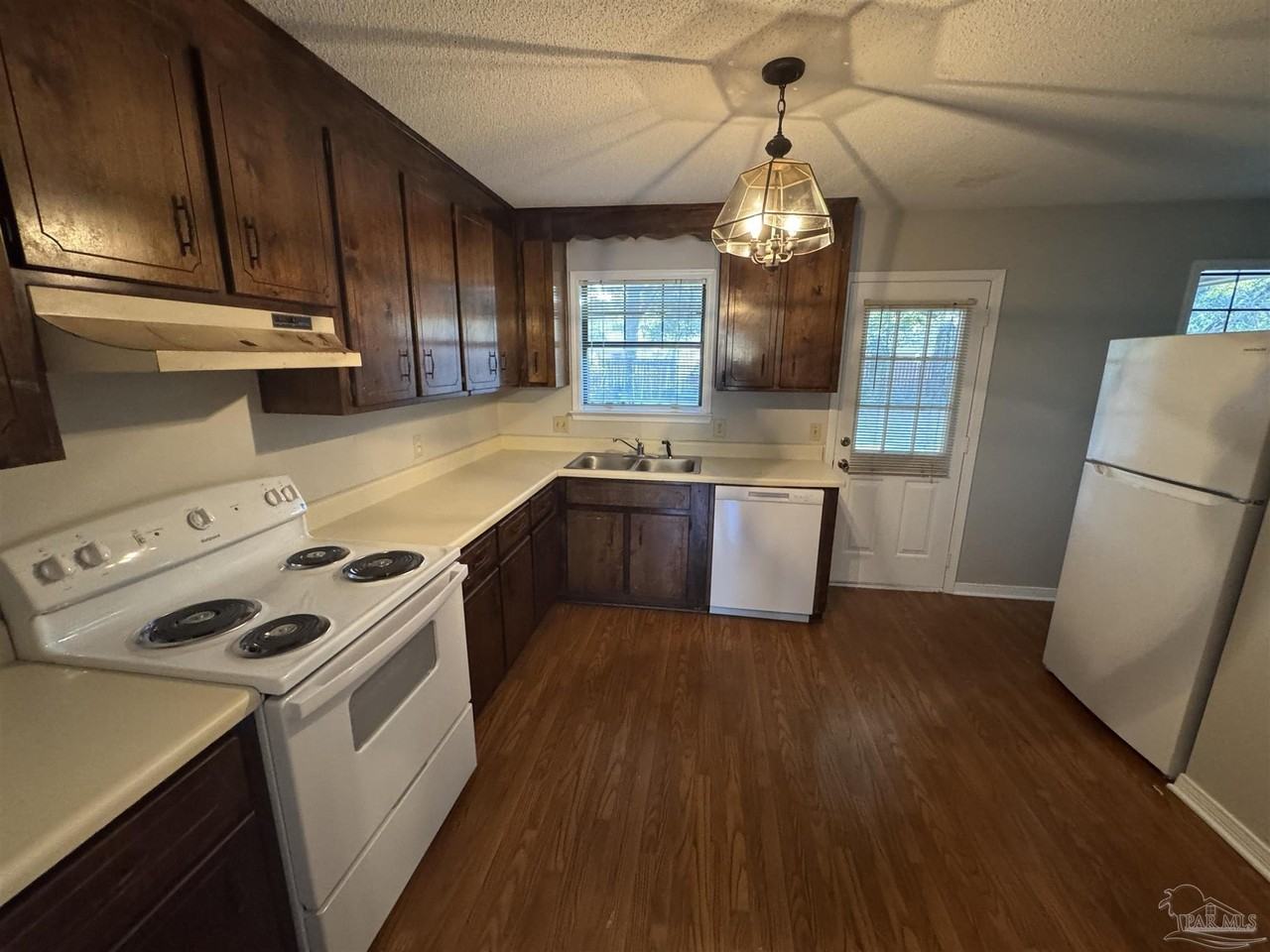 6413 Kennington Cir - Photo 4 of 16