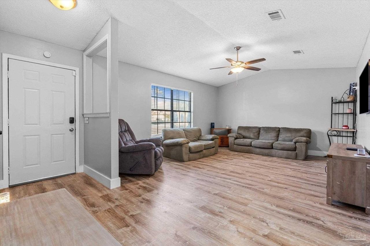 10663 Silver Creek Dr - Photo 4 of 32