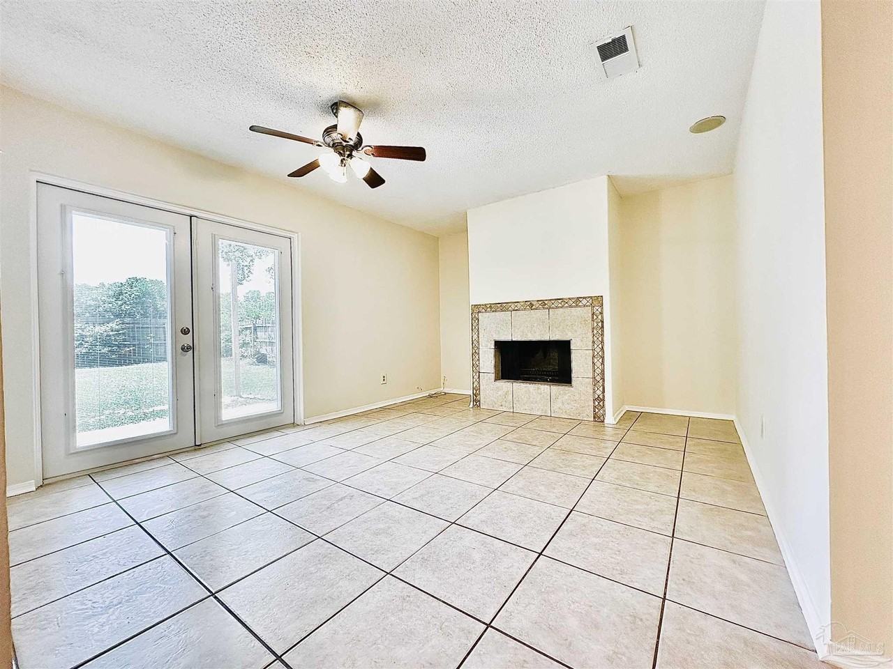 4227 Elmcrest Dr - Photo 4 of 18