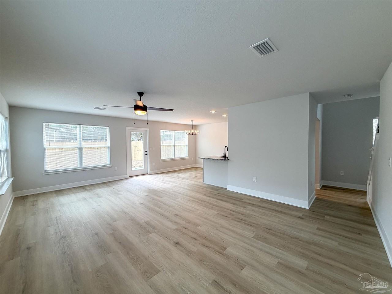 8049 Westpointe Ln - Photo 6 of 25