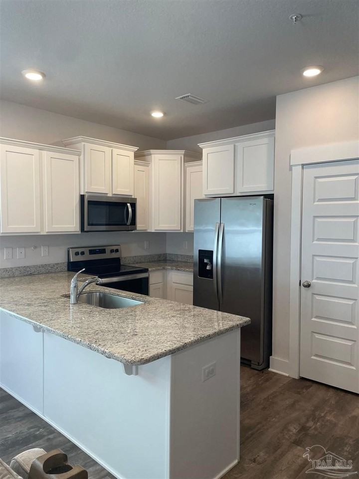 1639 Iroquois Ct - Photo 3 of 16