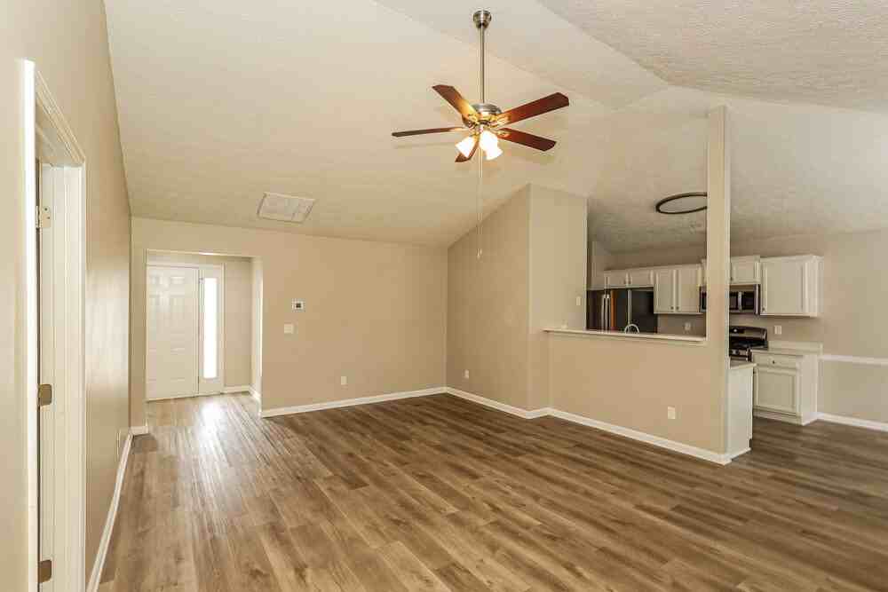 1825 Courtyard Ln - Photo 4 of 16