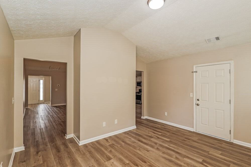 1825 Courtyard Ln - Photo 7 of 16