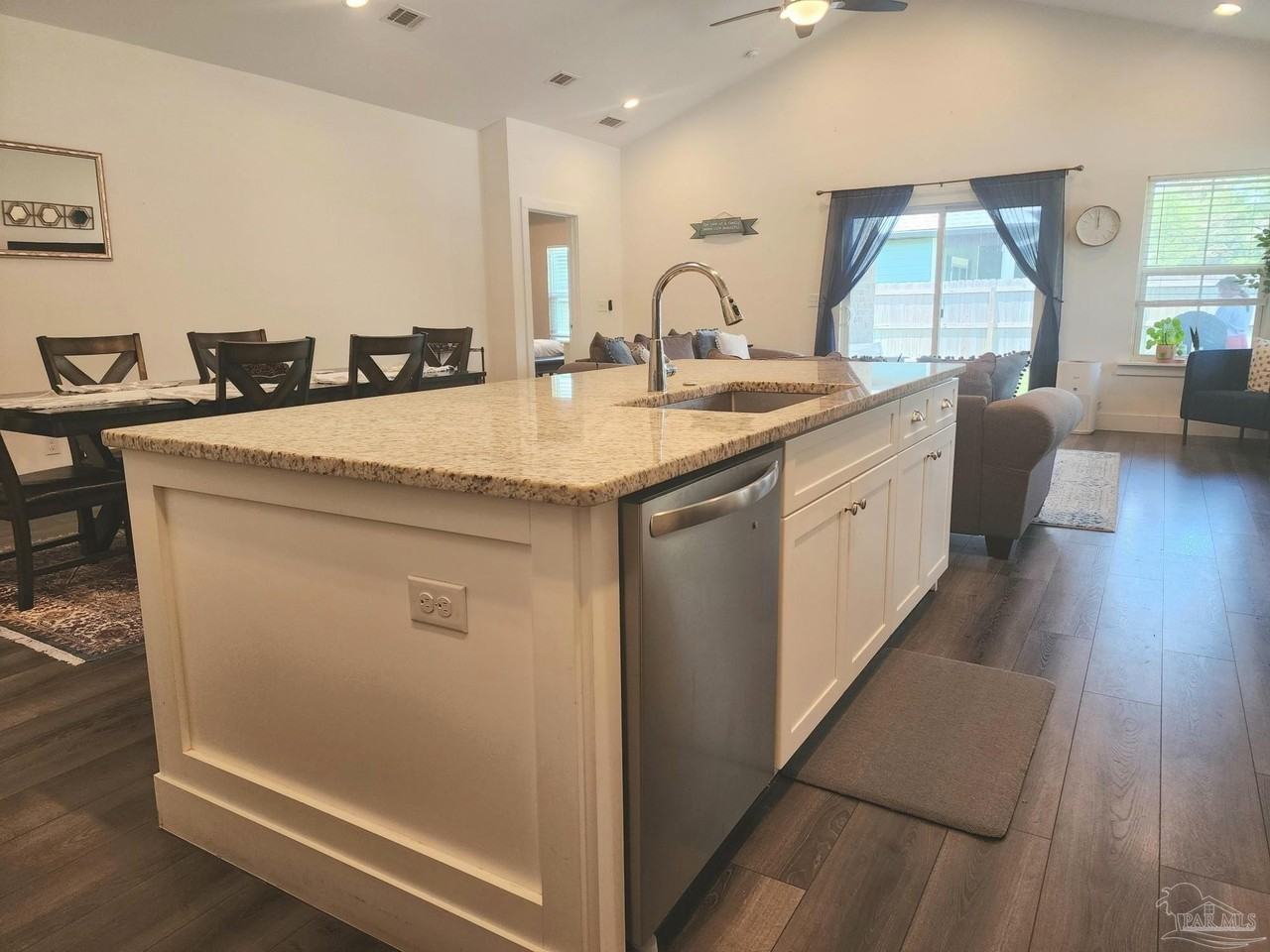 1829 N 8th Ave - Photo 4 of 23