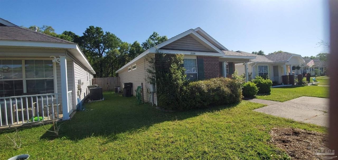 2520 Trailwood Dr - Photo 2 of 10