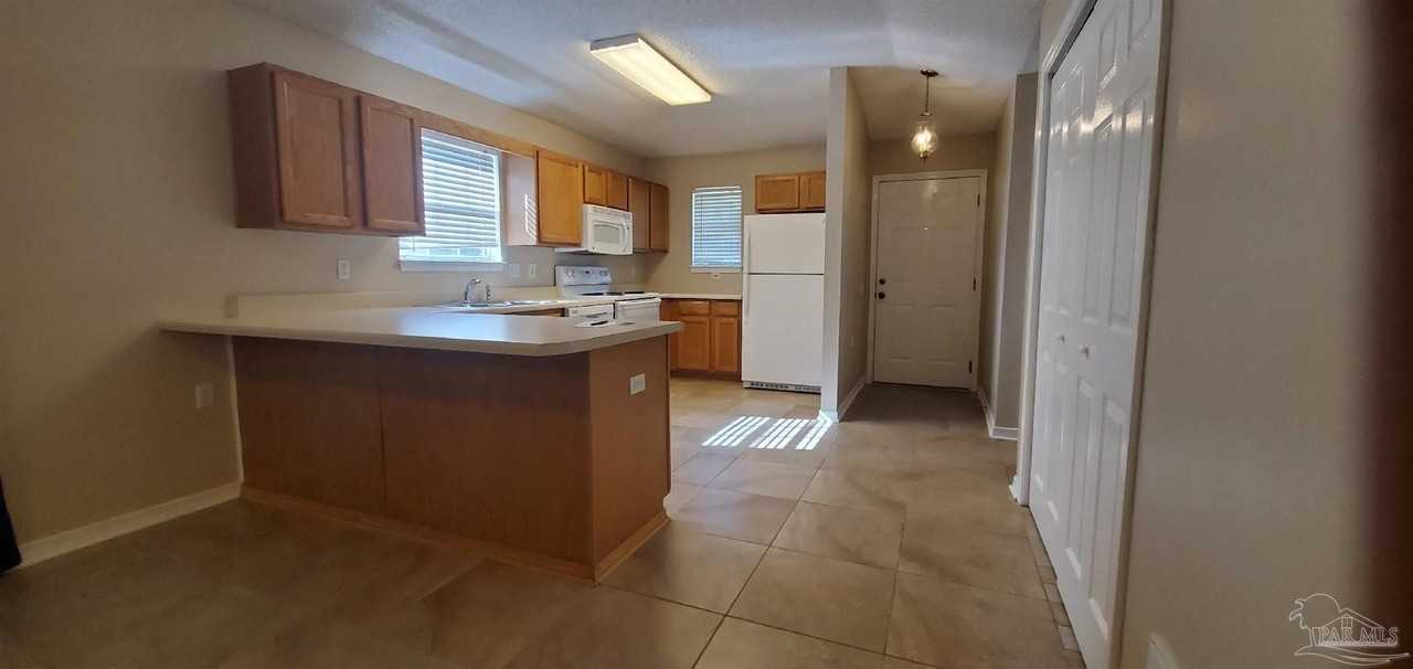 2520 Trailwood Dr - Photo 3 of 10