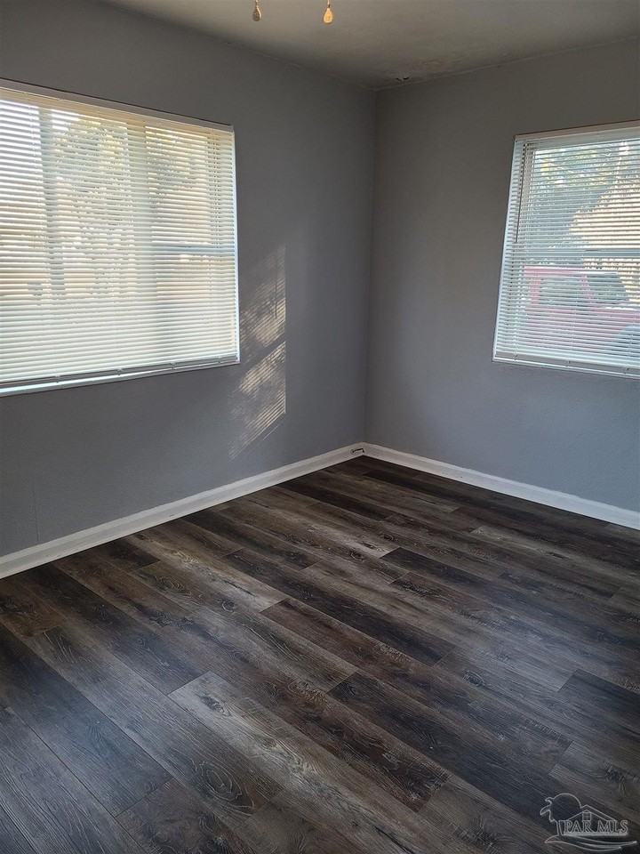 5549 Mayfair Dr - Photo 6 of 12