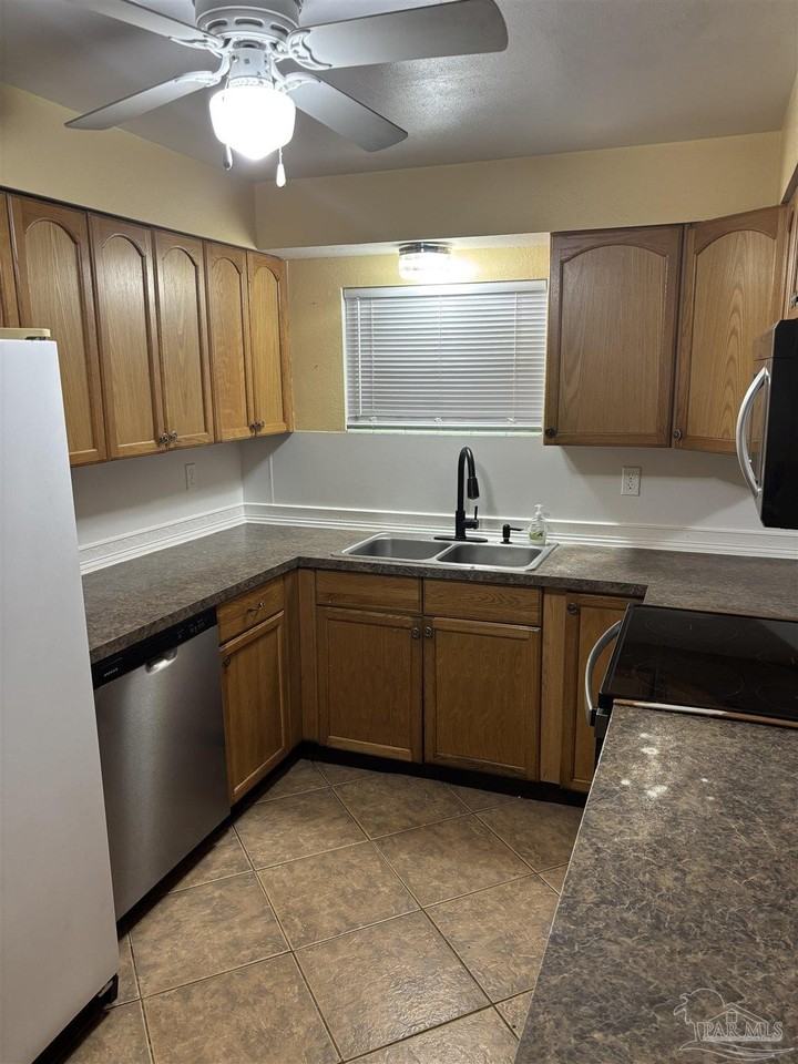 425 Rentz Ave - Photo 5 of 18