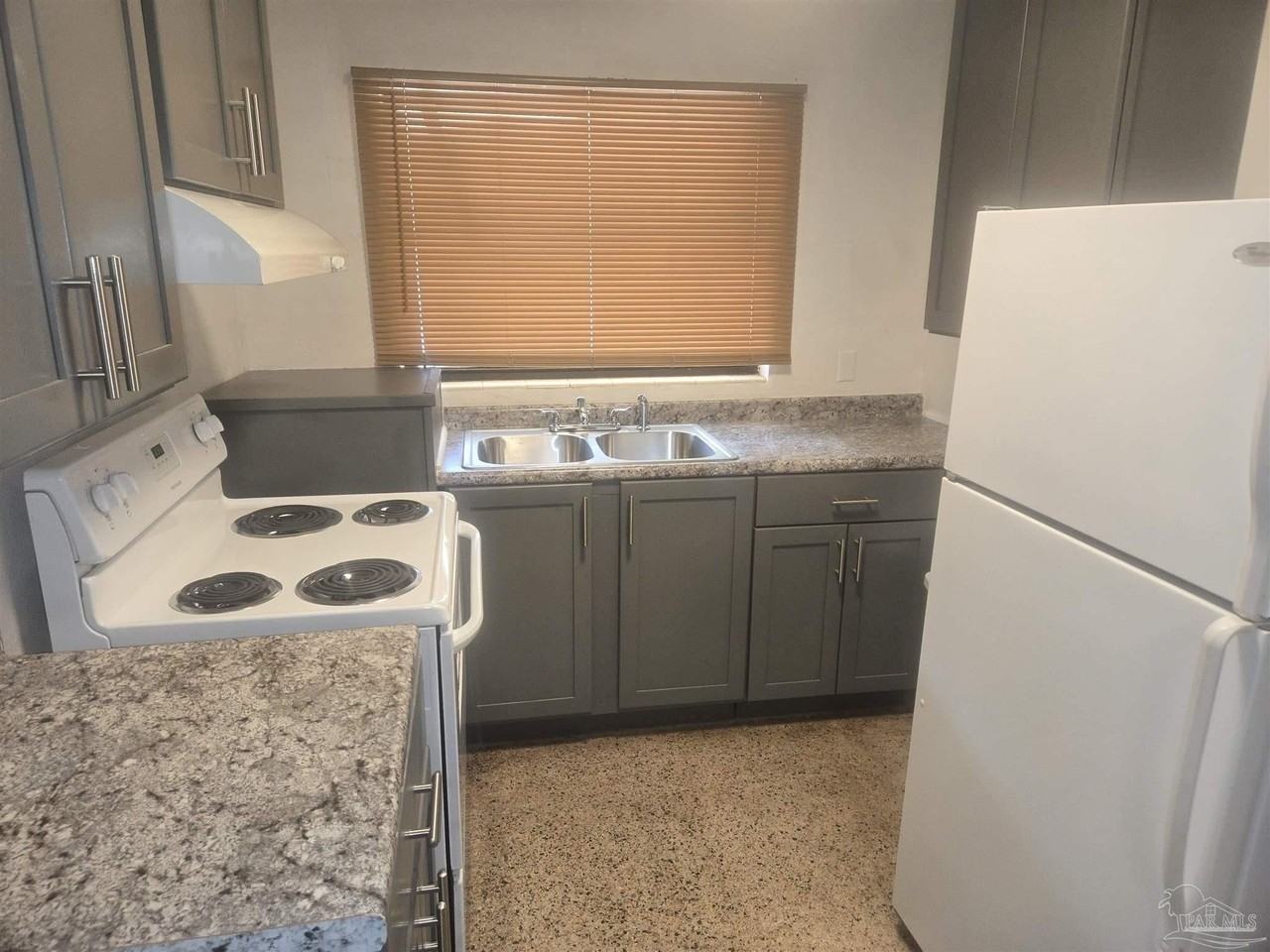 1012 W Hernandez St - Photo 2 of 10