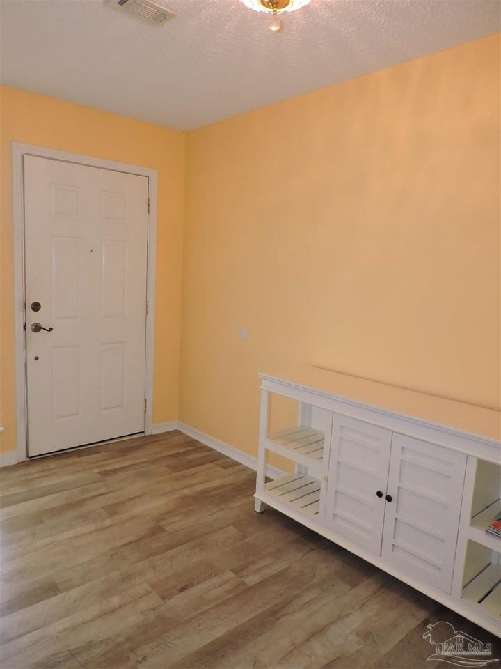 12134 Longwood Dr - Photo 4 of 25