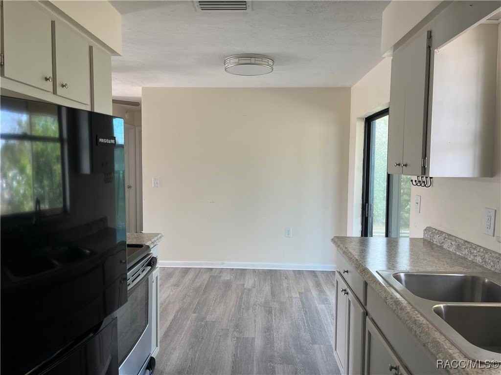 302 S Jackson St - Photo 5 of 17