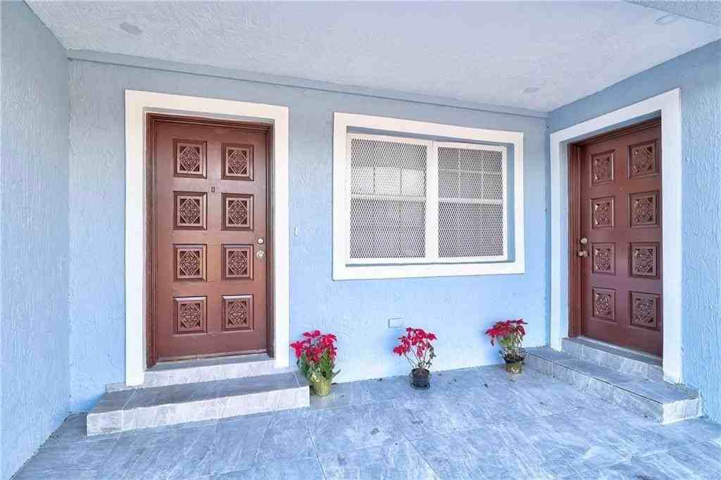 1389 W 33rd St - Photo 2 of 20