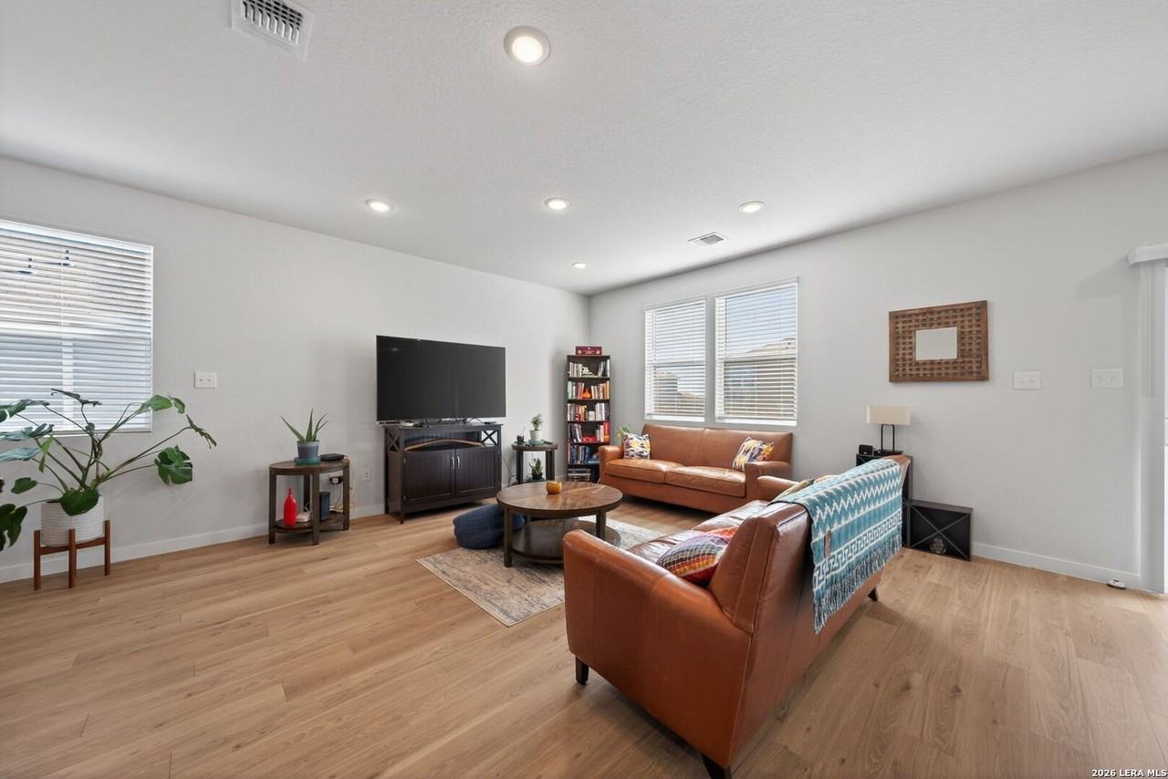 4238 Danforth St - Photo 3 of 21