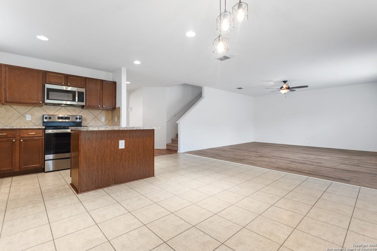 9418 Madison Crk - Photo 4 of 31