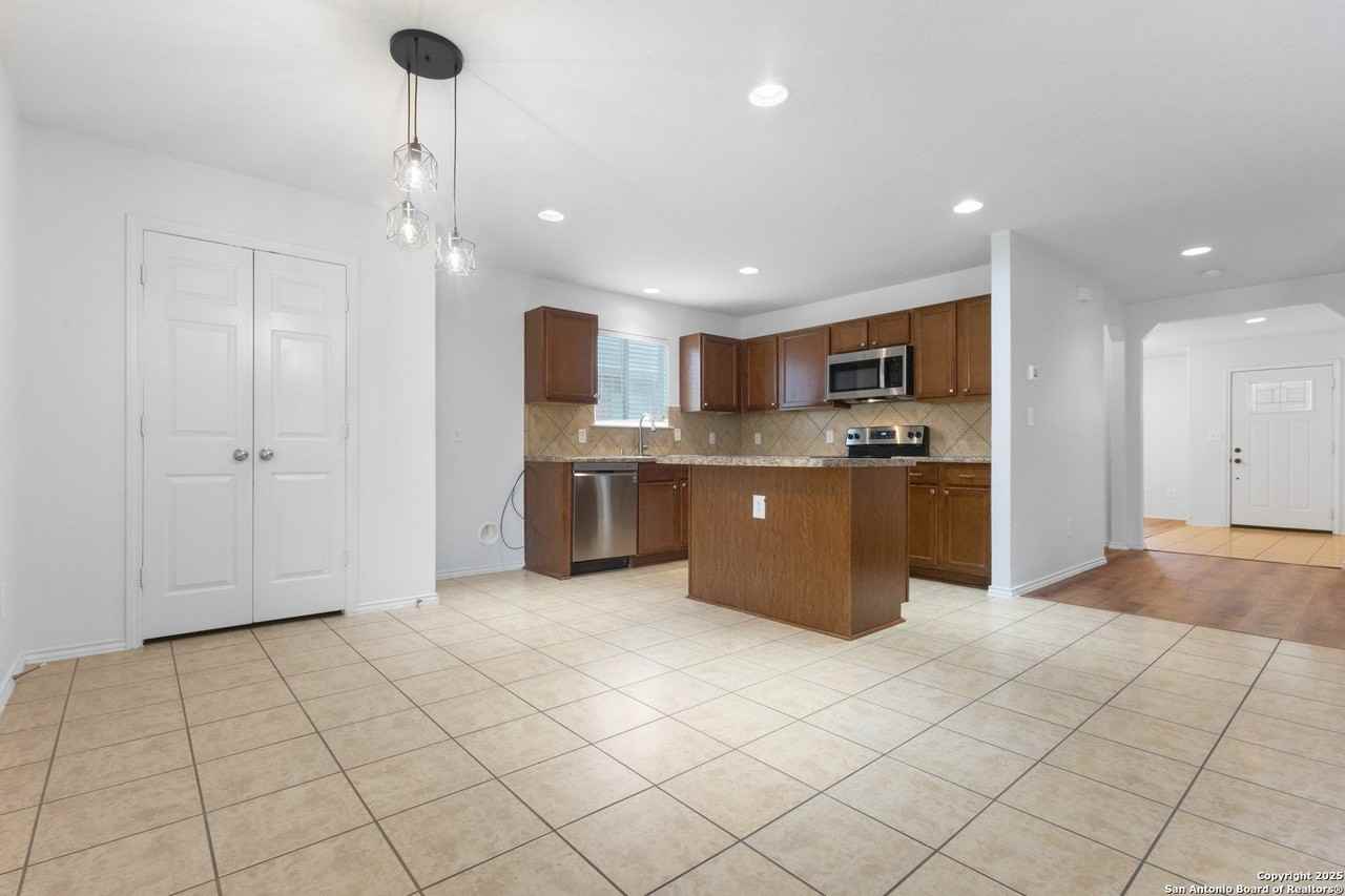 9418 Madison Crk - Photo 5 of 31