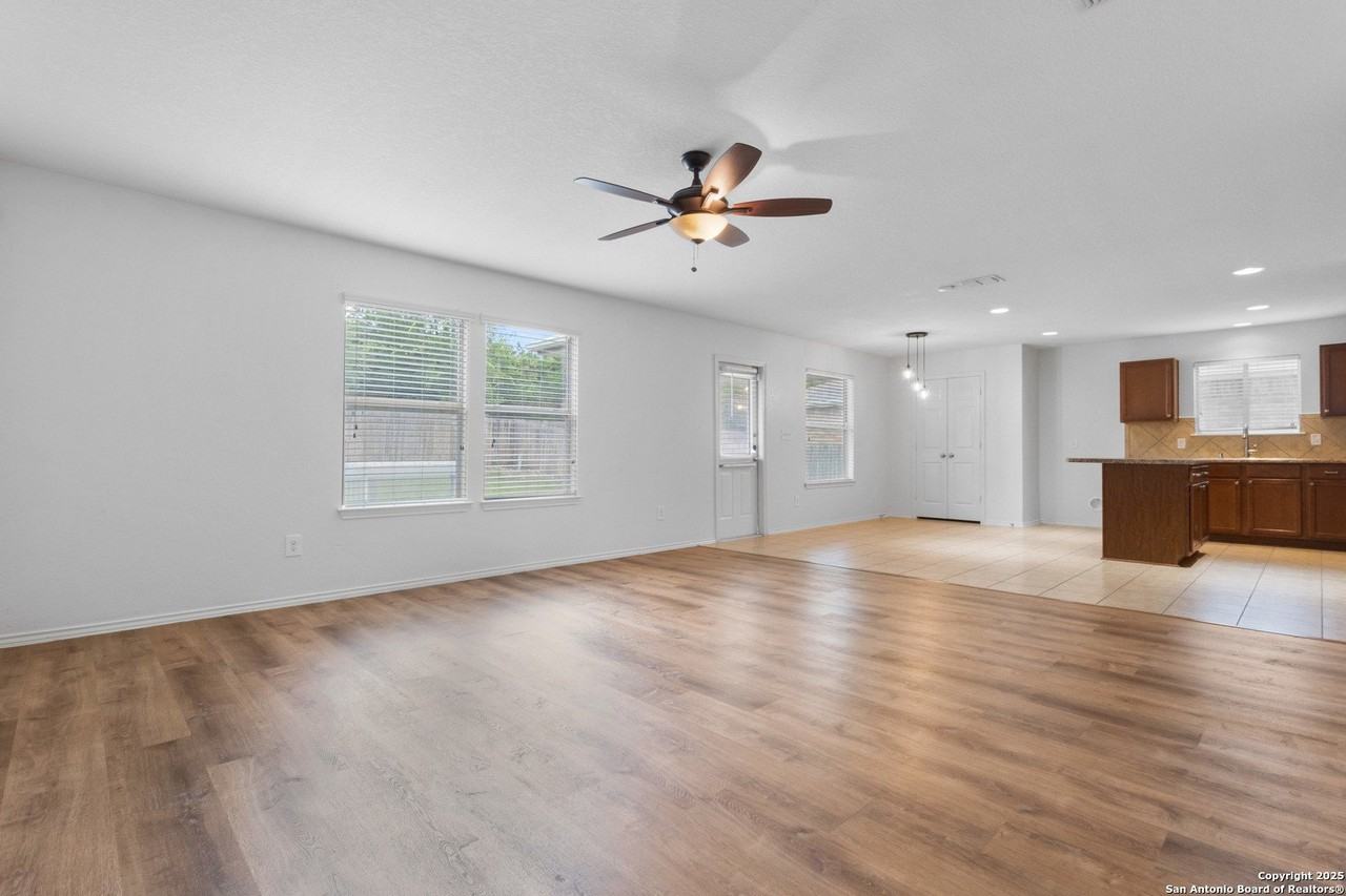 9418 Madison Crk - Photo 6 of 31