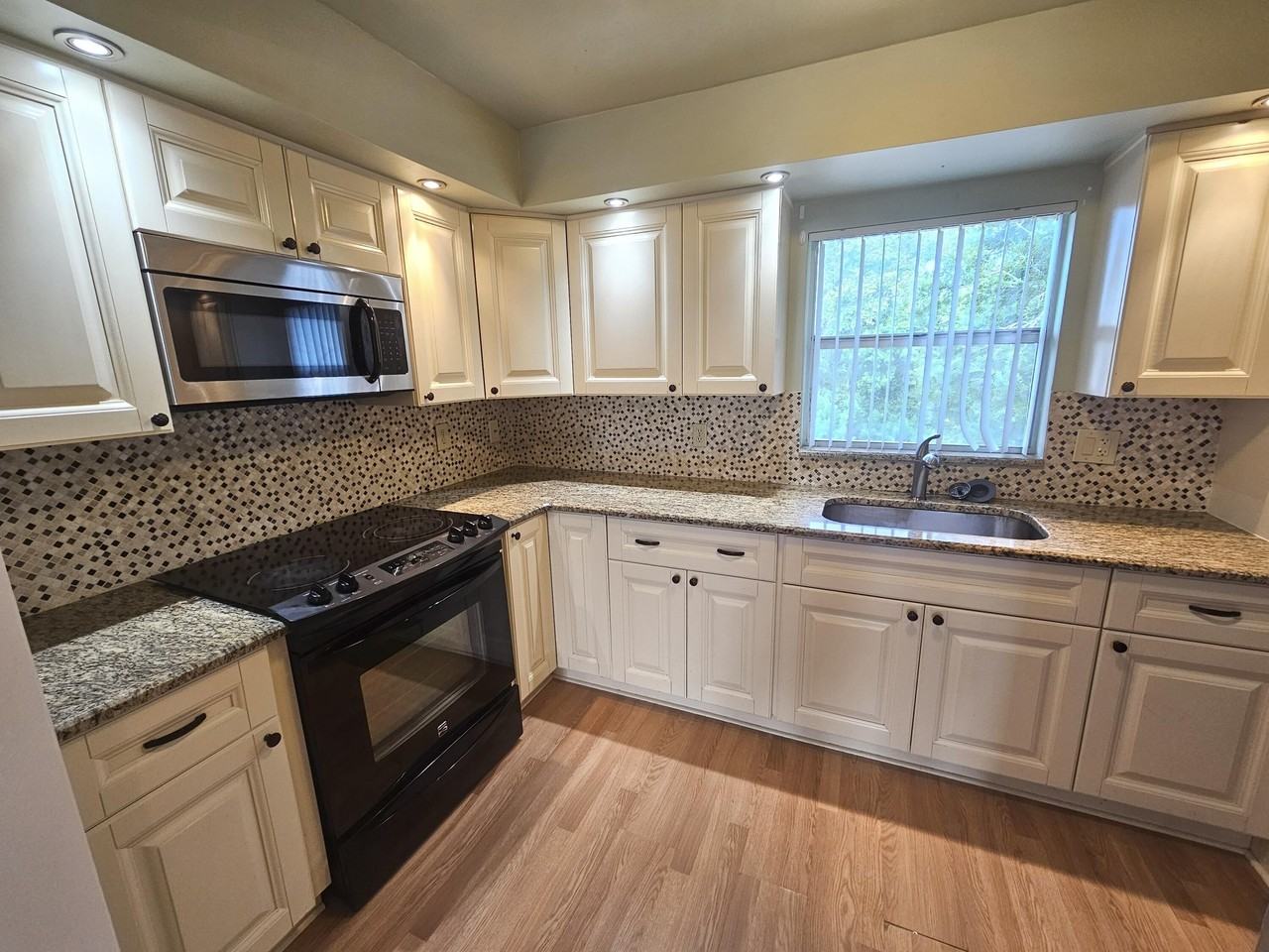 3135 Shady Dell Ln Apt 242 #242 - Photo 4 of 15