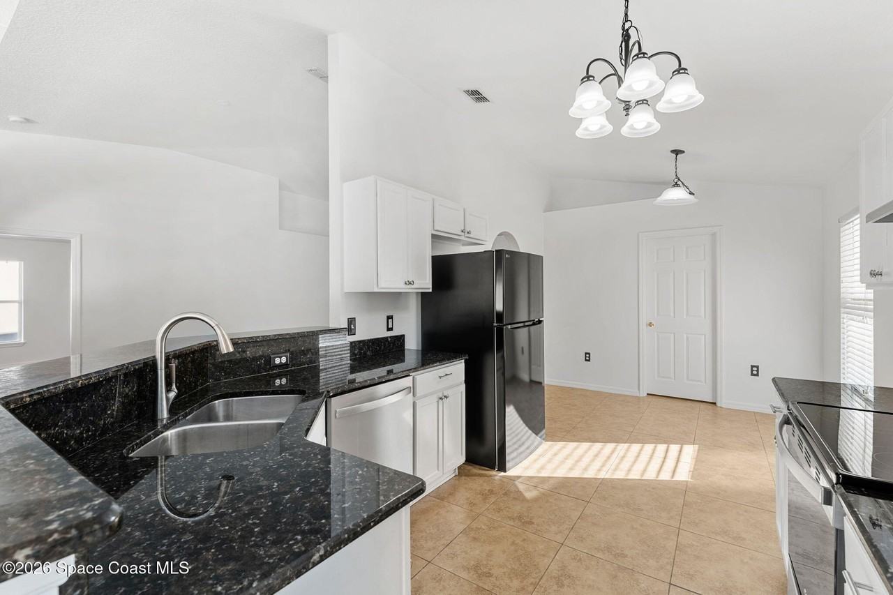 4426 Four Lakes Dr - Photo 5 of 50