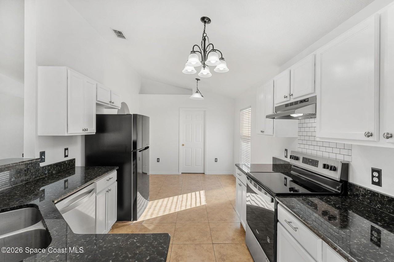 4426 Four Lakes Dr - Photo 6 of 50