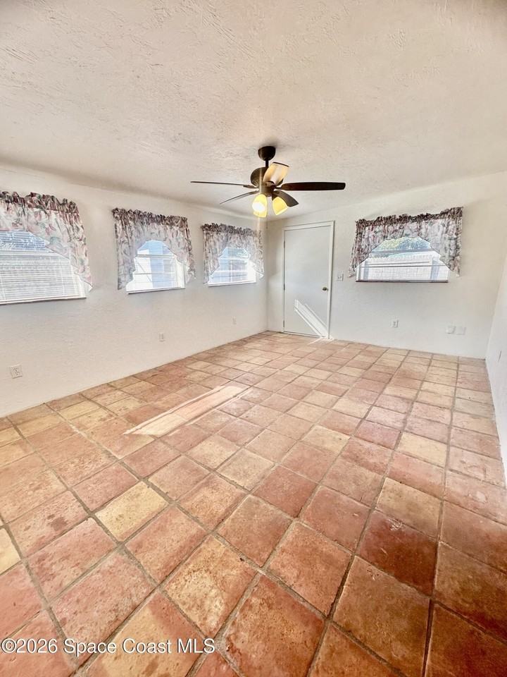 2946 Matthew Dr - Photo 4 of 19