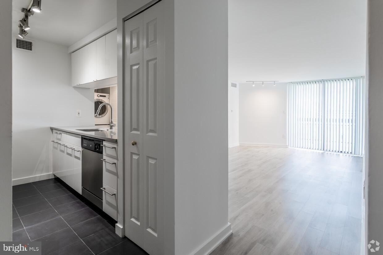 601 24th St Nw Apt 301 #301 - Photo 3 of 8